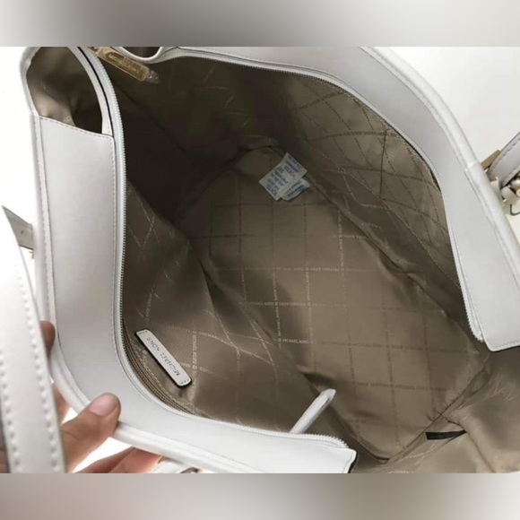 KORS Michael, Jet Set Travel Large Saffiano Leather Tote - Picture 8 of 8